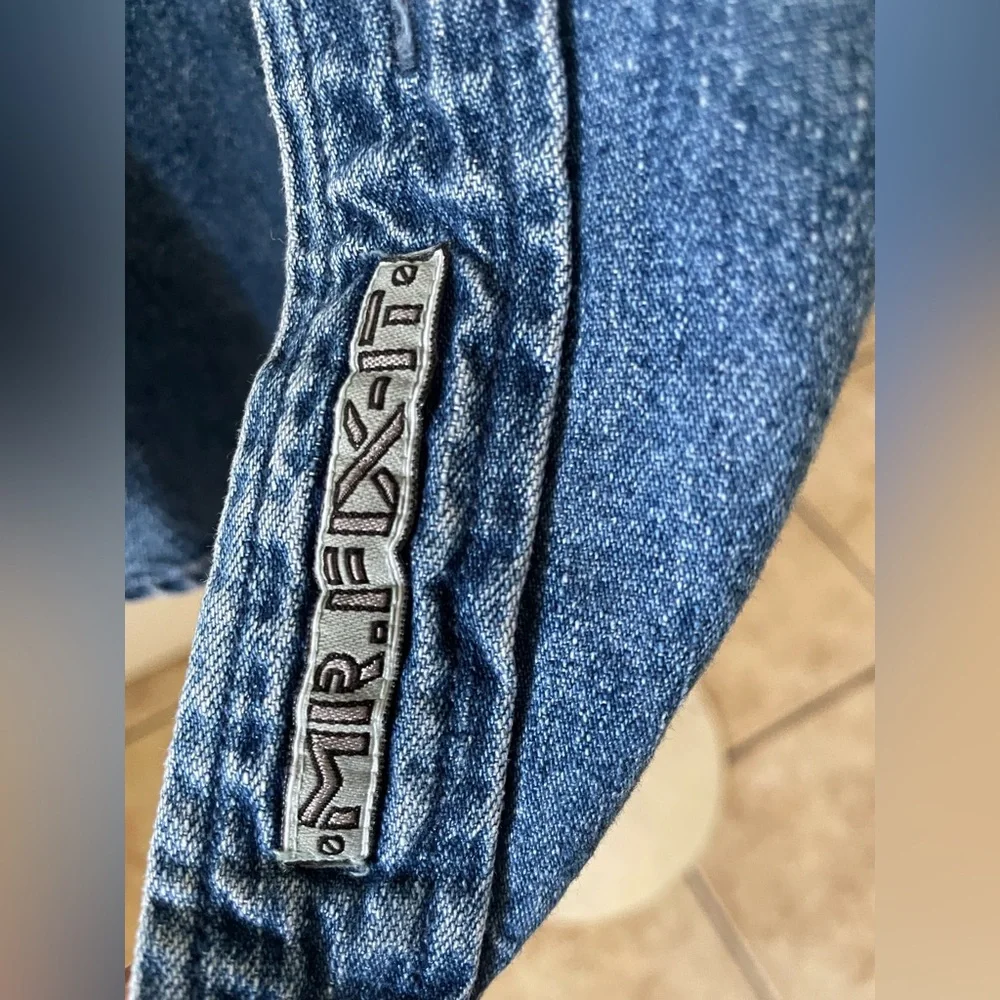 Vintage 1999 Warner Bros Taz the Tasmanian Devil embroidered denim button S - Picture 4 of 7